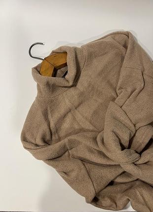 Сукня-светр кольору мокко з довгим рукавом і горловиною