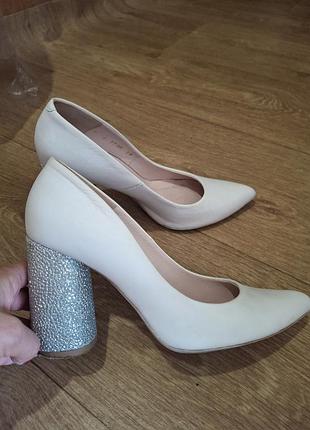 Классические белые туфли