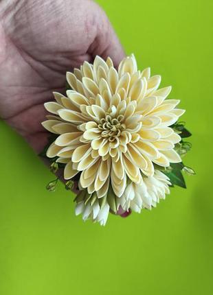 Заколка молочные хризантемы