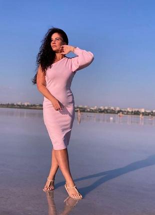 Трендовое платье на одно плече