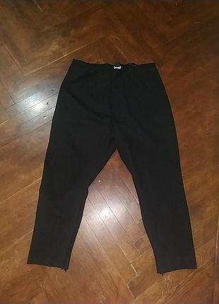 Плотные,теплые брючки на резинке .красиво смотрятся.низ на змейкахб.известный бренд  lindex.