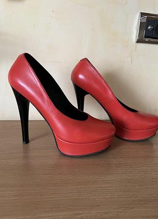 Шкіряні жіночі туфлі на високому каблуку