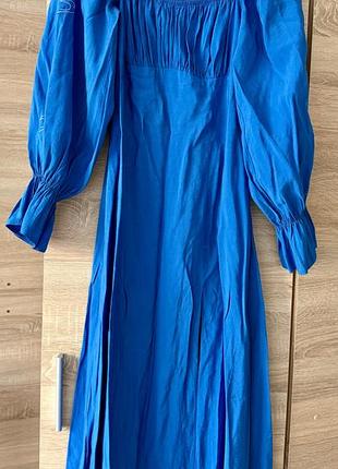 Яскраво синя сукня з вишитими птахами. український бренд.