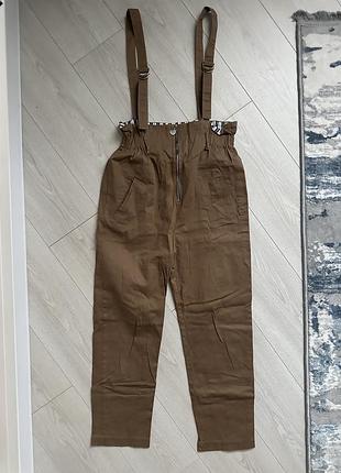 Жіночі брюки з підтяжками