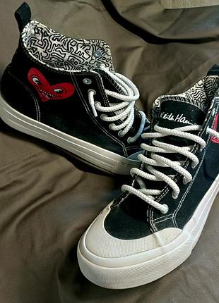 Кеди унісекс 41 р- р чорні зі смайликом- сердечком