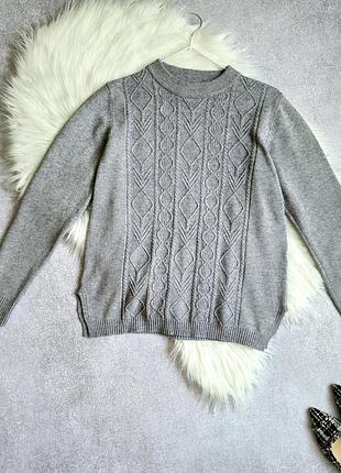 Светр жіночий