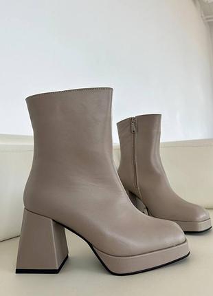 Крутые бежевые кожаные ботильоны на удобном каблуке