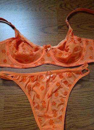 Білизна (бюстгальтер, стрінги)