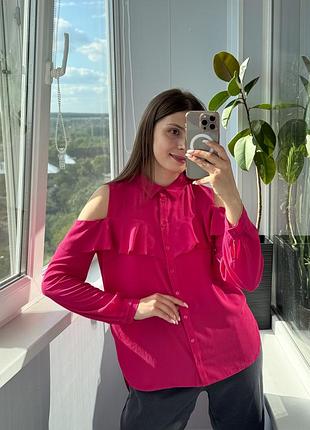 Малинова блуза на ґудзиках з рюшами та відкритими плечима 1+1=3