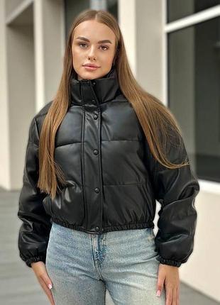 Дутая куртка экокожи темно-зеленого цвета бомбер