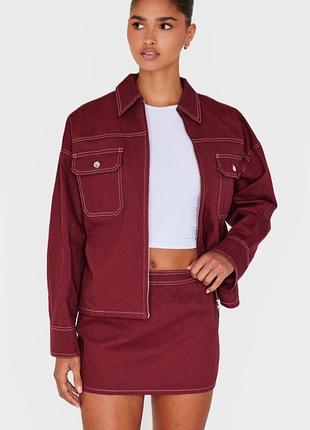 Стильная мини юбка цвета бургунди prettylittlething