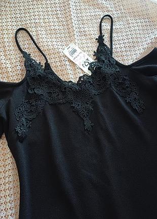Стильное черное платье с кружевом и открытыми плечами miss selfridge