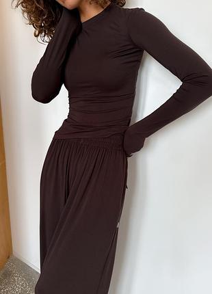 Обтягуючий лонгслів шоколадний