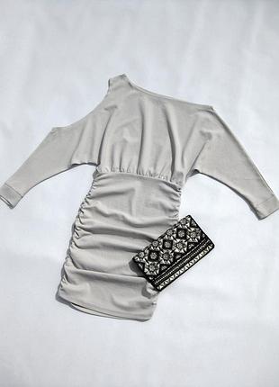 Стильное светло серое платье коттон с открытыми плечами na-kd