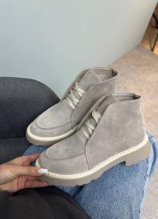 Світло бежеві замшеві зручні черевики на масивній підошві колір на вибір