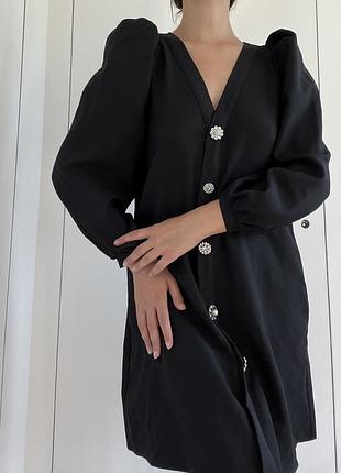 Чорна сукні з ґудзиками та пишними рукавами
