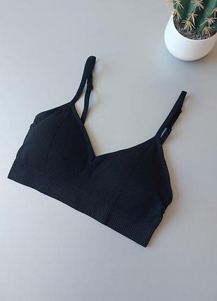 Базовый черный топ на тонких бретелях