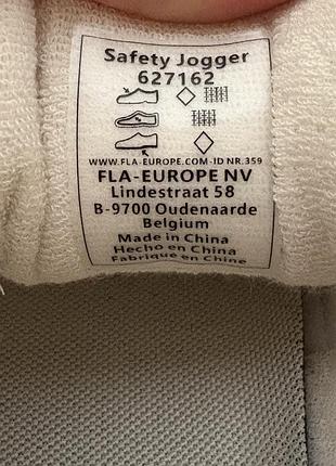 Кросівки жіночі