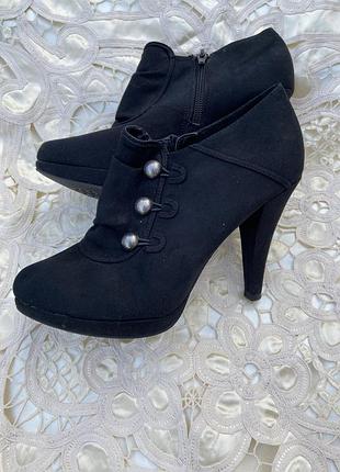 Туфлі осінні чорні на шпилькі