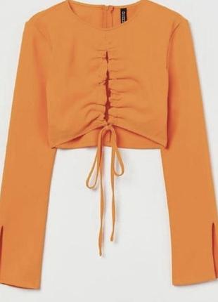 Гарна кофта на завʼязках рукава з розрізами