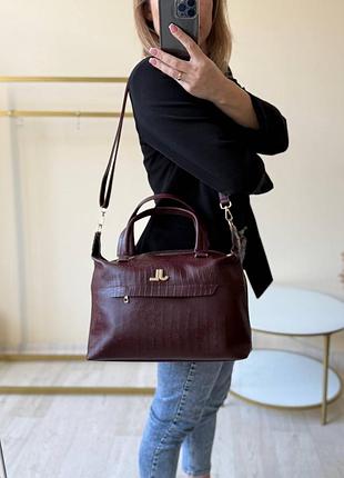 Женская стильная и качественная сумка саквояж из эко кожи бордо рептилия