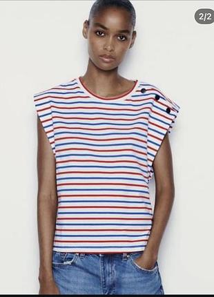 Дуже стильна смугаста майка з кнопками на плечі