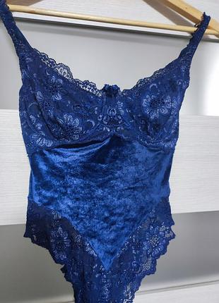 Бархатное велюровое боди синее с кружевом