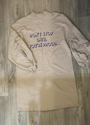 Прямое платье миди с красивым рукавом и воротом