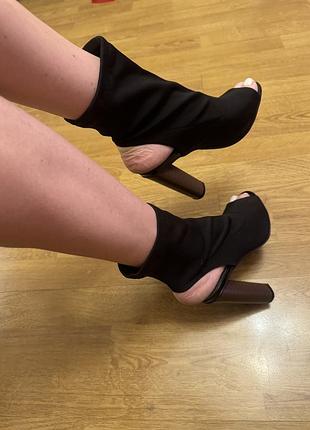 Ботільйони ботинки туфлі босоніжки з відкритим носком та пʼяткою на підборі чорні