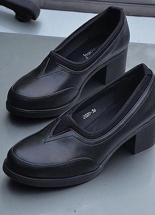 Жіночі класичні туфлі на підборі на кожен день