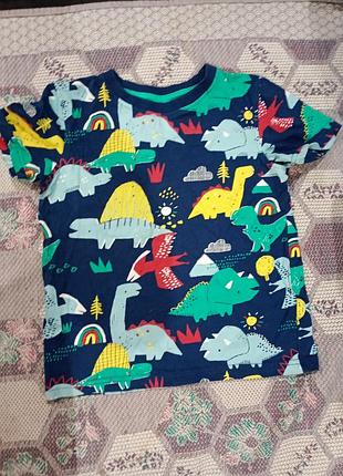 Яркая футболка