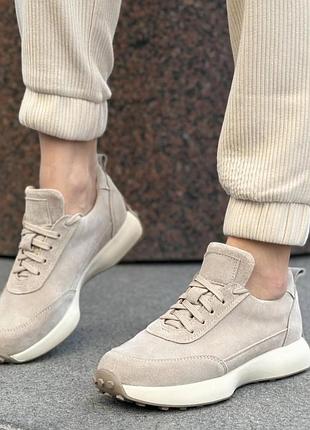 Бежеві замшеві кросівки розмір 41 (у стільці 26,5 см).