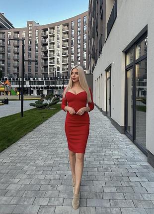 Червона сукня міді з декольте