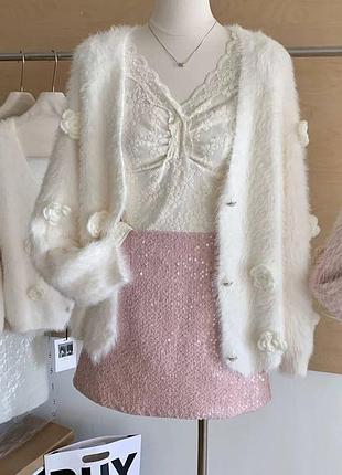 Є накладени платіж🌸 ніжний пухнастий кардиган у білому кольорі прикрашений об'ємними квітами та перлинними гудзиками😍