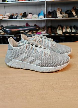 Кросівки жіночі