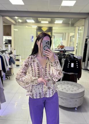Легка бежева сорочка від zara з оригінальним розписом