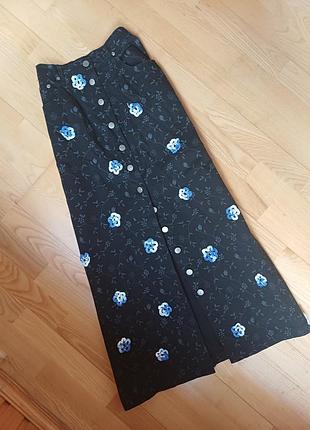 Серая джинсовая юбка миди на пуговицах с разрезом сзади с декоративными элементами в виде вязаных цветов bram's paris  спідниця