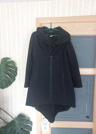 Очень красивое пальто 
стегане 
легесеньке 
более чем типа плащик