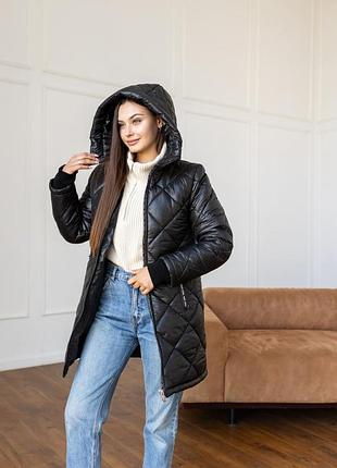 Стильная женская зимняя куртка-пальто с капюшоном и с манжетой черного цвета из трикотажной довязки код 3510