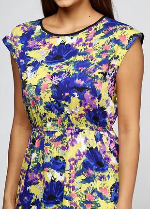 Яркое платье средней длины с карманами приталенное в цветочный принт therapy женское летнее платье миди без рукавов