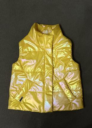 Жилет жовтого з перламутром кольору для дівчинки.