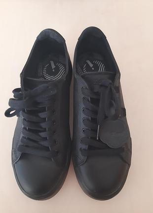 Кросовки верх натуральная кожа. kickers