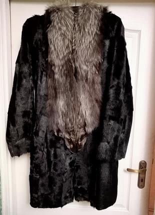 Шуба жіноча  з гарним воротніком  розмір 2 xl
на кнопках
шуба з козлика з воротніком з чорнобурки