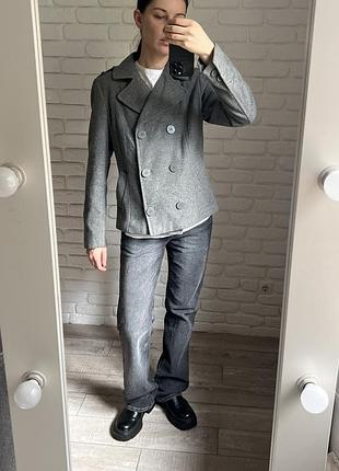 Коротке сіре пальто жакет на підкладці бренду h&m. у складв є вовна. чудово підійде на осінь-весну