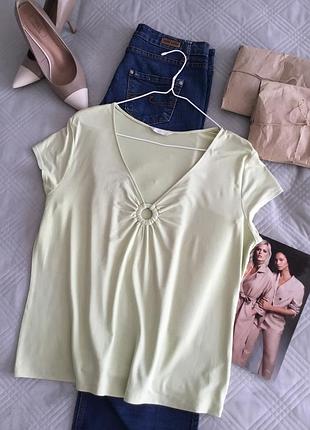 Красивая уютная футболка в нежном зеленом пастельном цвете в размере 20