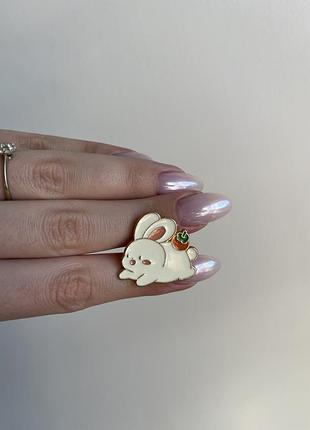 Пін значок металевий брошка “ледачий кролик з морквинкою” | kawaii значок