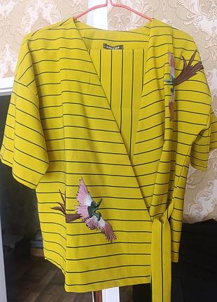 Костюм женский с вышивкой: юбка и жакет без подкладки с коротким рукавом