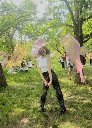 Черные брюки в пайетках