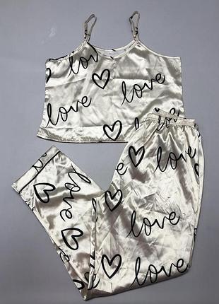 Пижама

-top- длина: 49
-top- грудь: 94
-top размер: l
-bottoms- длина: 100
-bottoms- стегна: 113
-bottoms- талія: 64
посадка: 32.5
-bo


400 грн