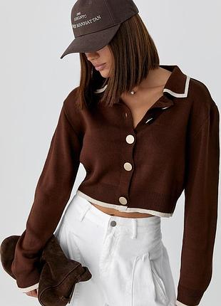 Короткий кардиган на пуговицах с контрастной окантовкой